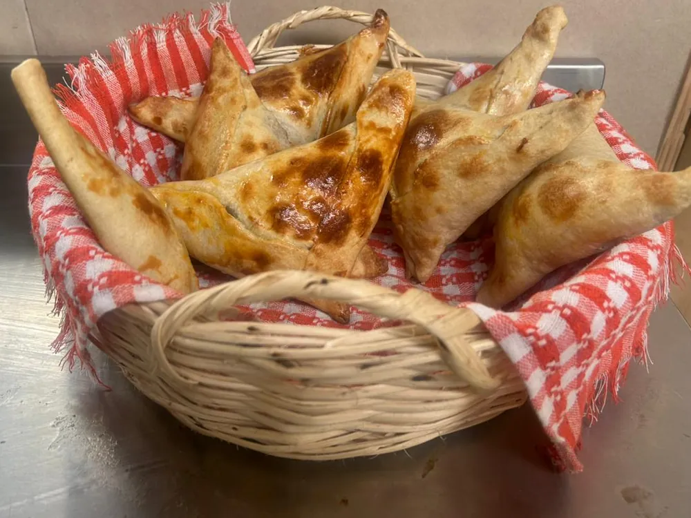 Canasto con empanadas Empanadas V recién salidas del horno